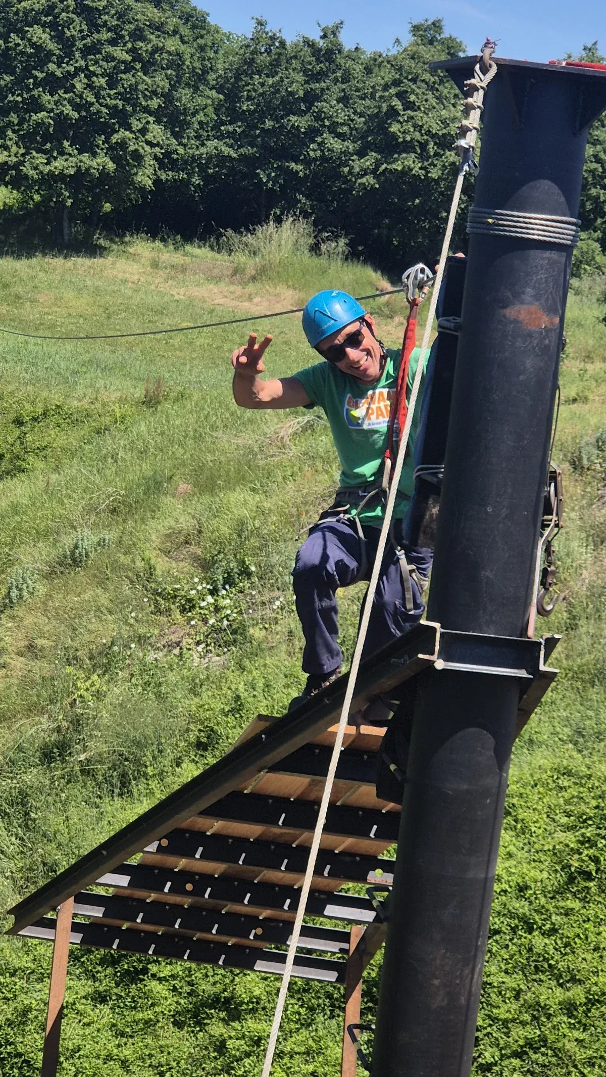 Gost na dolinskoj zipline stazi kroz hrastovu dolinu u Glavani Parku, Istria