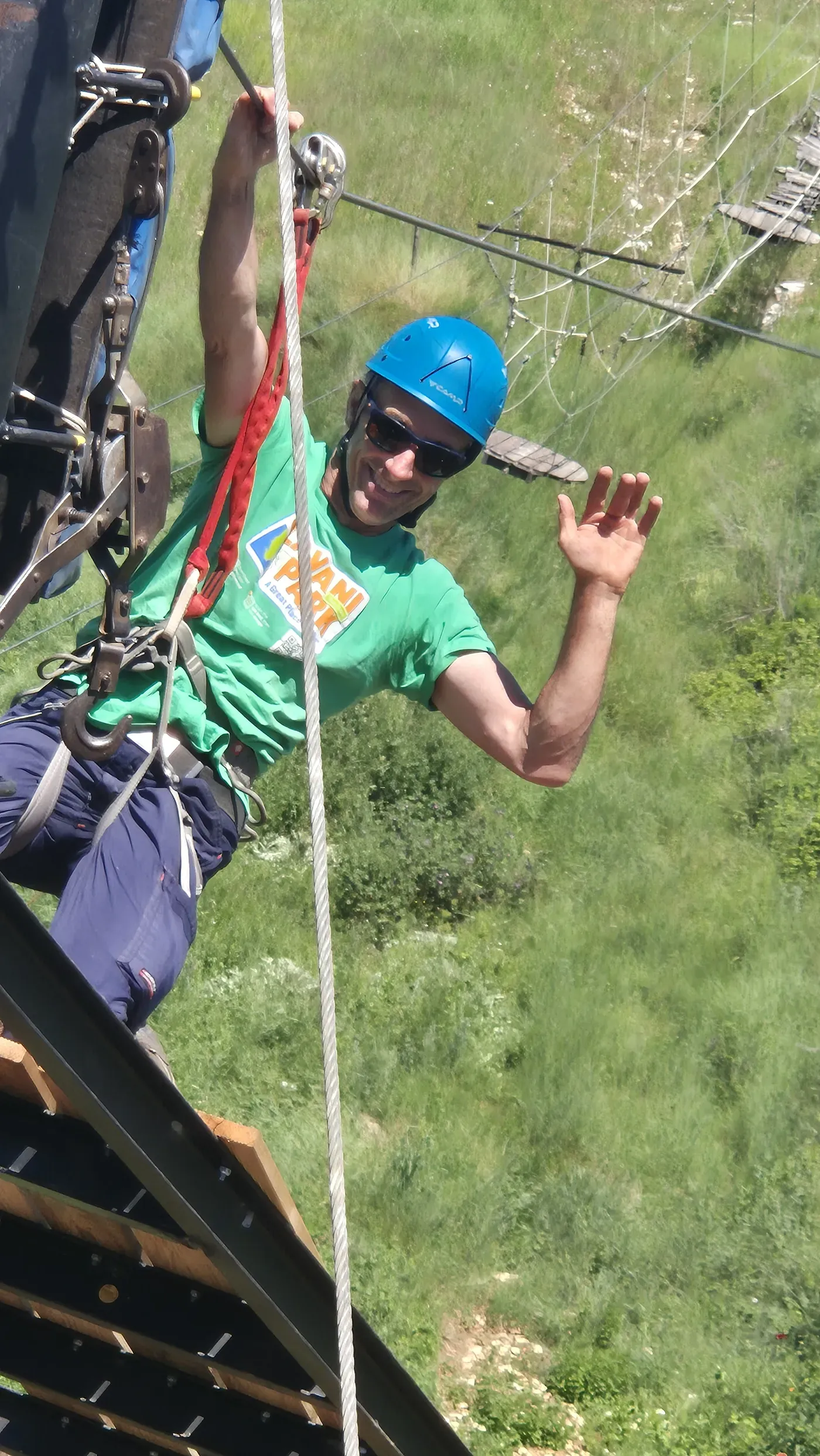 Član osoblja na platformi dolinske zipline u Glavani Parku, Istria
